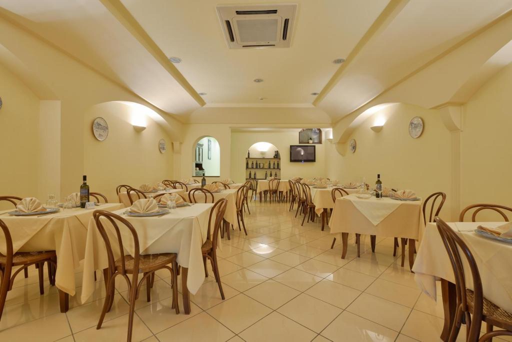 Interni eleganti dell'Hotel La Marina a Santa Maria di Castellabate